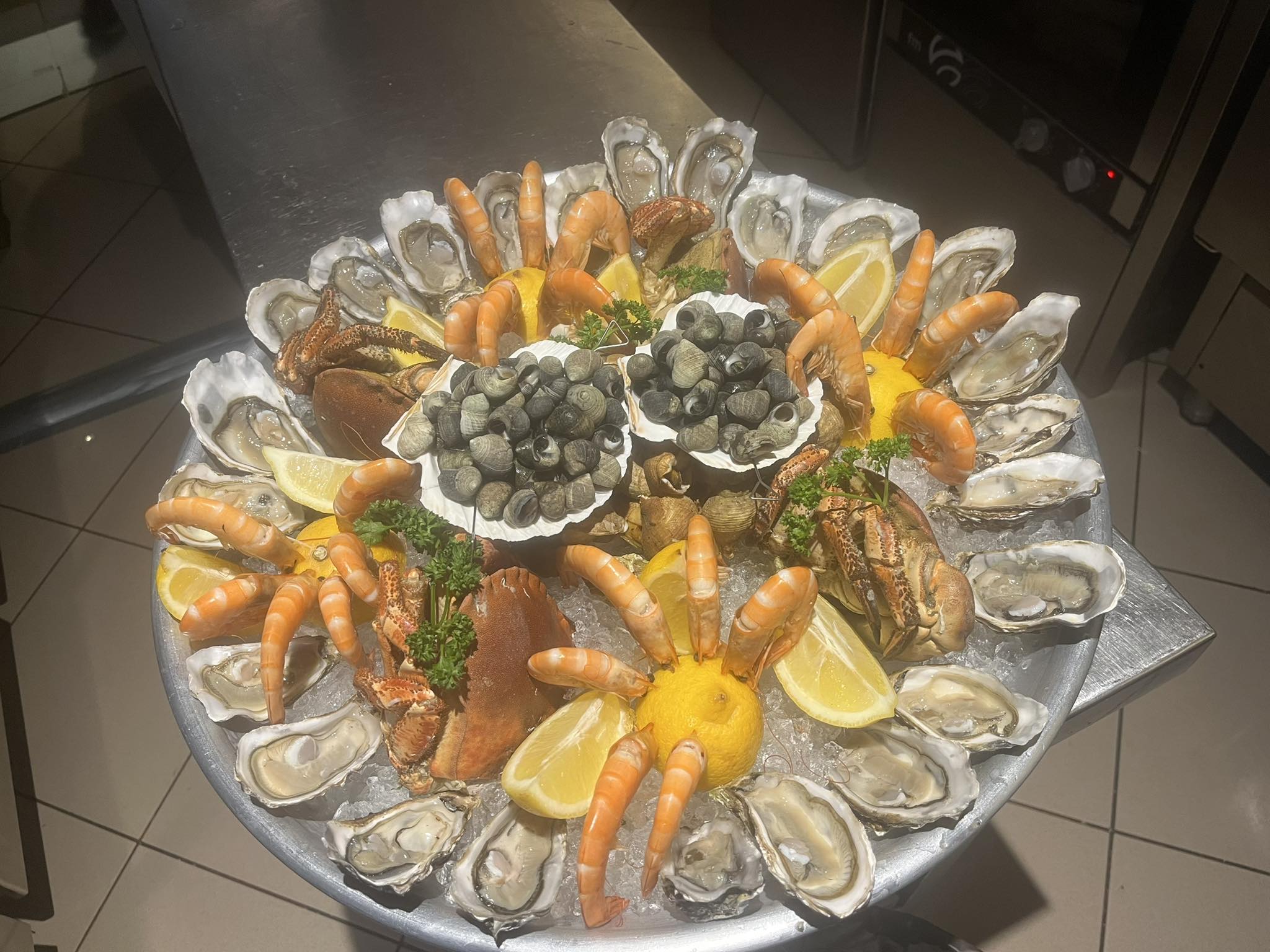 Repas de groupe dans un restaurant convivial